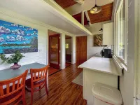 Sun kissed 1-bedroom apartment minutes from Hawi. فنادق في هاوي