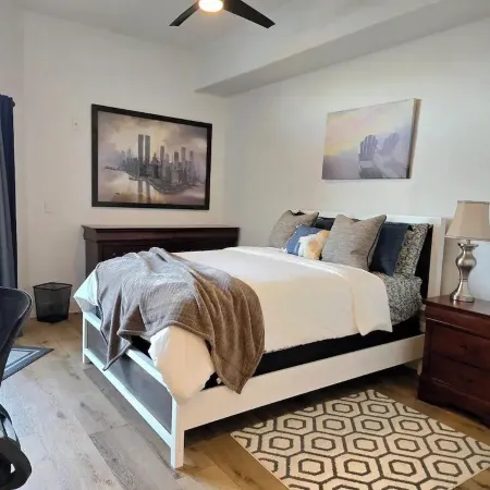 Luxury Charming 2-bedroom condo in Tempe Town Lake , pool, gym, car garage WiFi
