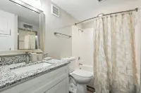 Chic 2-bedroom apartment with pool, fitness room in vibrant Addison