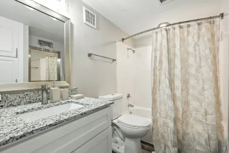 Chic 2-bedroom apartment with pool, fitness room in vibrant Addison