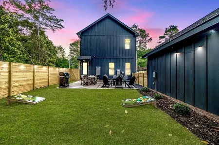 19th Hole - Pickelball, Park, Downtown, Sim Access