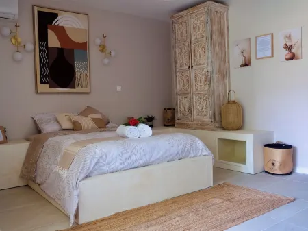 Parenthèse, T1 with balcony and backyard. Private beach and pool access