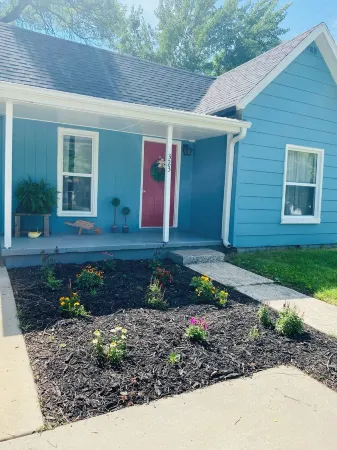 Charming 3-bedroom house near downtown Marshfield Отели в г. Уэбстер