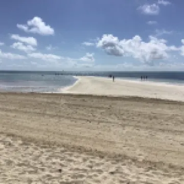 Charming New Blue Studio on water with dock, WiFi & AC in fun time Freeport