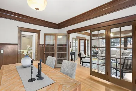 Executive Style Comfort with AC, WiFi in The Dalles