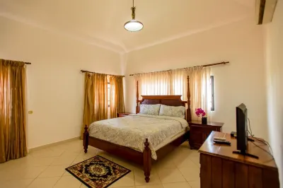 Charming,Spacious 5-bedroom villa in charming Metro Juan Dolio with WiFi, AC فنادق في 