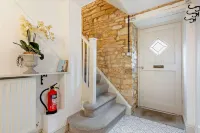 Charming cosy cottage w/babbling brook, in heart of the Cotswolds, w/parking.