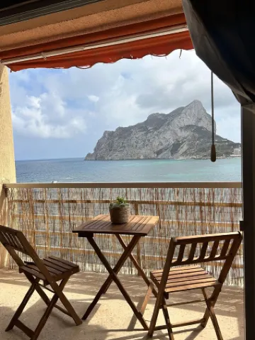 Modern & Sunny Studio