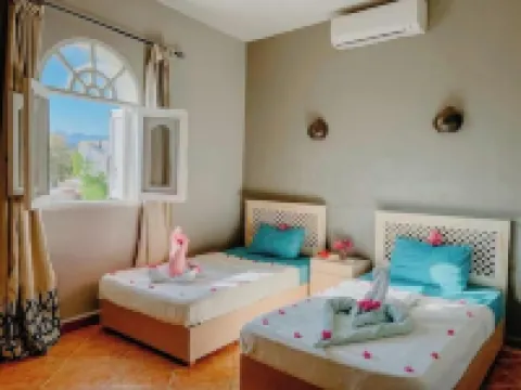 Eel Garden Villas - mountain view beach side apt.