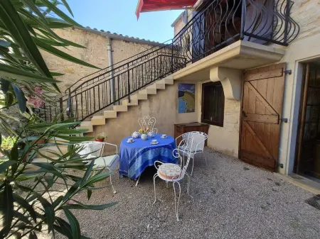 Spacioius holiday home with AC in centre town of medieval Puycelsi Отели в г. Пюисельси