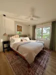 Renovated 2-bedroom lake home on private lake minutes from countless amenities - Chalets