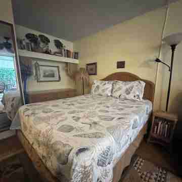 Budget friendly condo in the center of Kailua Kona Rooms