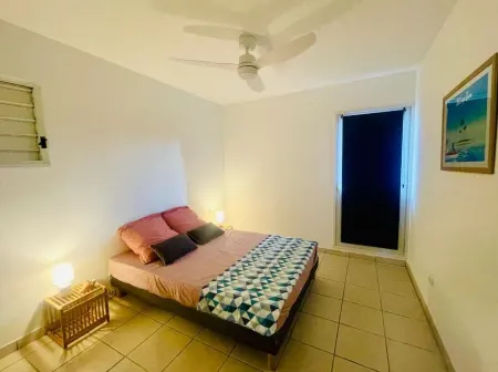 Spacious, quiet apartment with sea view close to the beach and shops