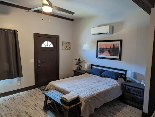 Charming cottage in enchanting Savannah with WiFi, AC