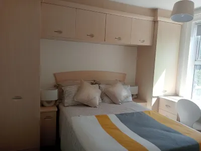 Victorian Charm Home near Thorpe park, Heathrow Airport and Windsor. Hotel in zona Staines Bridge