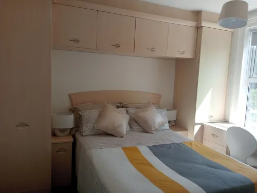 Victorian Charm Home near Thorpe park, Heathrow Airport and Windsor. Hotels in Staines