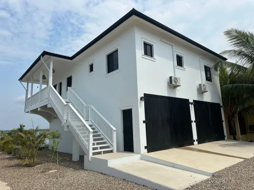 Modern 3-bedroom waterfront lagoon house with Wi-Fi, AC in beautiful Maya Beach. Hôtels à : Maya Beach