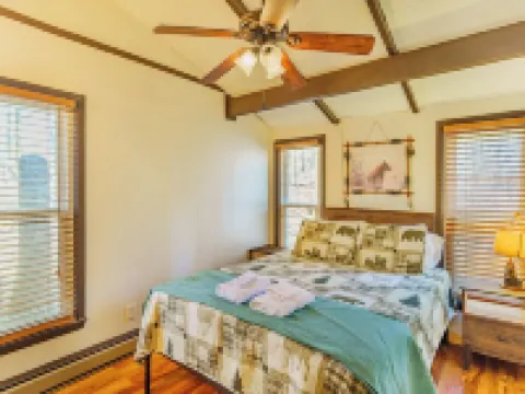 Charming Beech Mountain Chalet – 2BR + Loft - 5 Mins to Ski Slopes & Restaurants Hotels in Beech Mountain