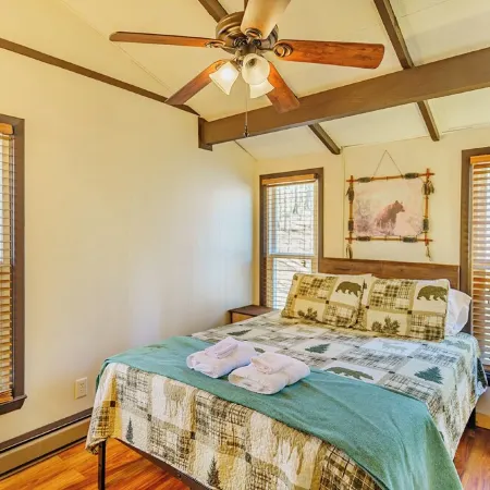 Charming Beech Mountain Chalet – 2BR + Loft - 5 Mins to Ski Slopes & Restaurants