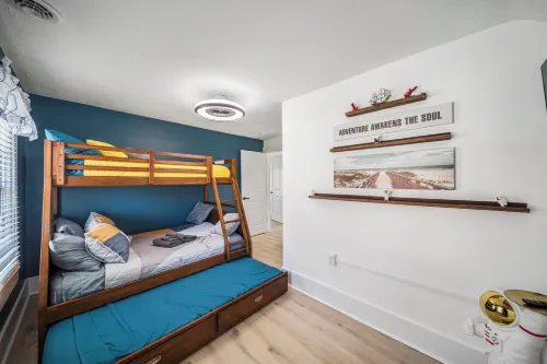 Lakeview Modern Stay Near Beaches, GOTL, and Spire 애슈터뷸라 호텔