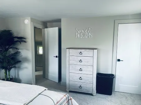 Charming 2-bedroom house in the Walkable Hammondsport Village near Keuka Lake! Отели в г. Хаммондспорт