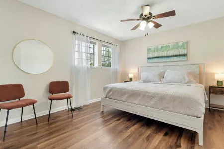 Modern Townhome with King Bed & Office