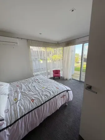 East Nest Home stay Отели рядом с достопримечательностью «Колледж Маклинс»