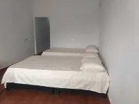 La casa está ubicada cerca al centro, parqueadero gratis para vehículo mediano.