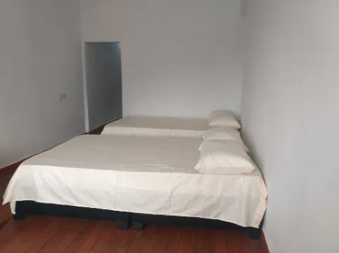 La casa está ubicada cerca al centro, parqueadero gratis para vehículo mediano.