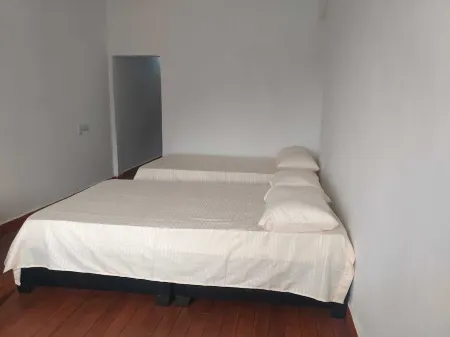 La casa está ubicada cerca al centro, parqueadero gratis para vehículo mediano.