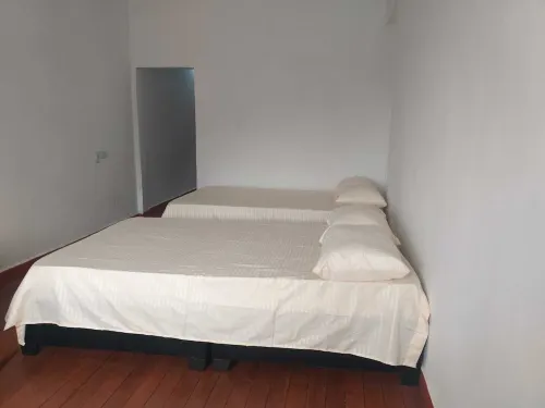 La casa está ubicada cerca al centro, parqueadero gratis para vehículo mediano.