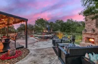 Farmhaus Oasis Family home perfect resort style rental with pool and large lot