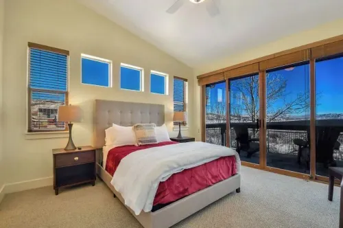 skiNewpark33: Walkable w/View, Deck, Hot Tub, Garage Hotel a Snyderville