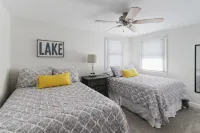 Charming 2-bedroom 1 full bath cottage in wonderful Fontana with AC, WiFi.