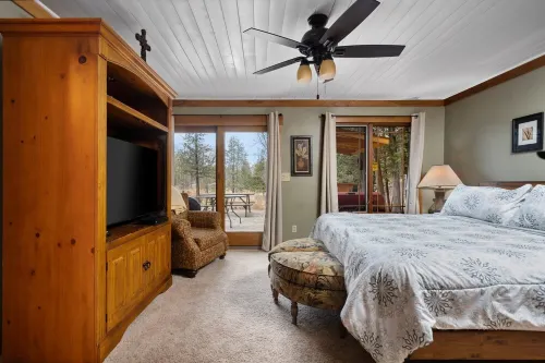 [Riverfront Lodge] ~ Downtown Bellaire ~ Private Dock Available ~ Walk to town! - 2-Star