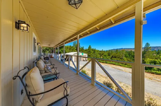 Tree Top Views!/ 17 mi Yose South Gate/8.6 mi Bass Lake/Dog Friendly/Fenced Yard