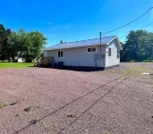 Bergland Bay Bungalow, 2-Bedroom House on the Snow and Utv Trail Close to Lake.