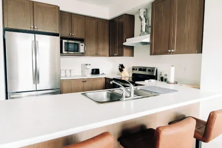 Brand New contemporary 4 bedroom nestled in nature Отели рядом со станцией Pickering GO