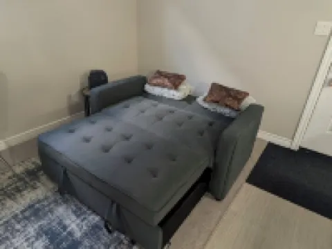 Spacious one bedroom Basement Apartment Hoteles en Belleville