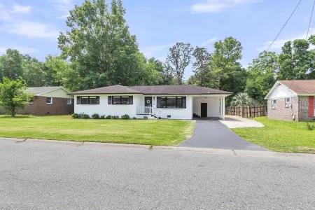 Spacious 4-bedroom house with WiFi and Large Patio in charming Goose Creek