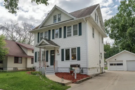 Warm Nest Inn - Spacious, Luxurious  2-bedroom, one block to St Mary's