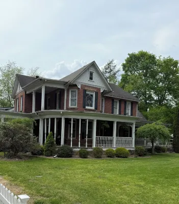 4-bedroom house in charming Buckhannon with AC, WiFi. Hotels in Buckhannon