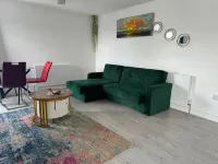 Bright ensuite Private Room in 2BR Apt – Singles, couples, families allowed