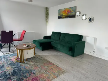 Bright ensuite Private Room in 2BR Apt – Singles, couples, families allowed Отели рядом с достопримечательностью «The Dockyard Railway»