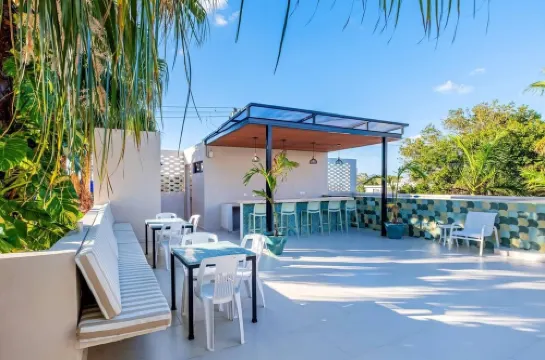 Pelikanos on 10 Avenue Downtown -Red Parrot-