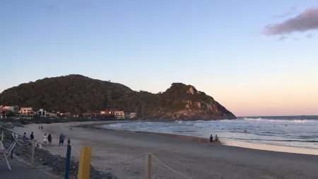 House with swimming pool on the seafront. Air conditioning and TV in all rooms. Отели в г. Сан-Франсиску-ду-Сул