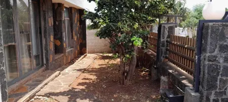 Spacious 4 Bedroom Villa with covered private pool Отели в г. Порт-Луи