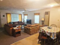 Charming 3-bedroom cabin in Casco with Sebago Lake access and a dock. Hotels in Casco