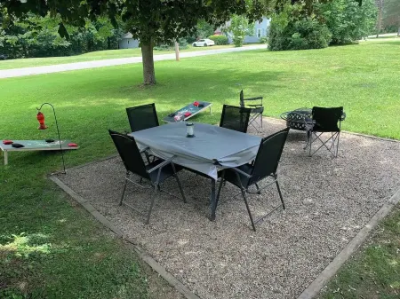 Rustic cottage by the mighty Elk! Отели рядом с достопримечательностью «Uncle John's Elk Creek Campground»