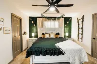 Sanford Story House- Pool, Mini Golf, Arcade and Fire Pit!